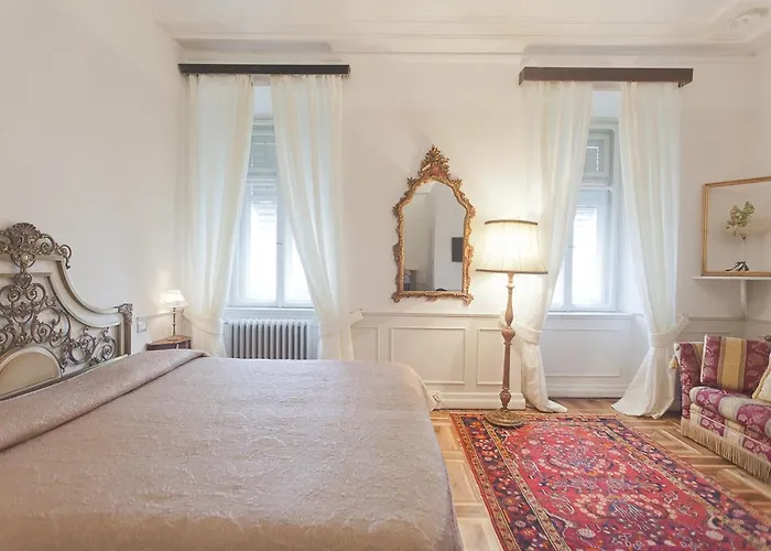 Piazza Venezia Le Pensión 4*