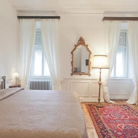 Piazza Venezia Le Πανσιόν 4*